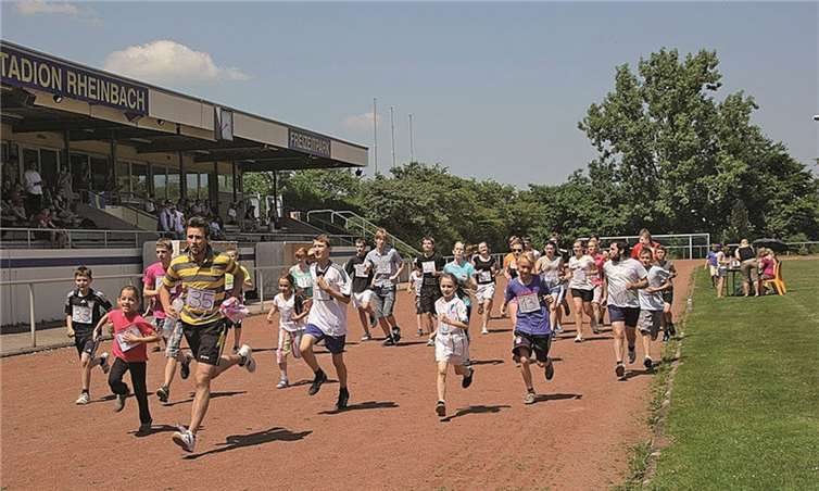 Nach dem Startschuss lichtete sich der Pulk der Läufer bei ihrem Lauf über 90 Minuten. privat