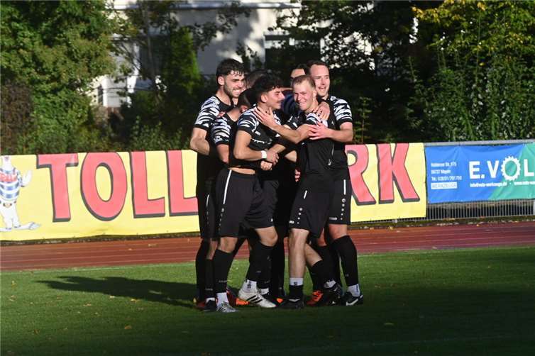 Nach dem Treffer zum 4:2 von Artur Kurogjan war die Freude bei den Spielern des TuS Mayen groß.  Foto: SK