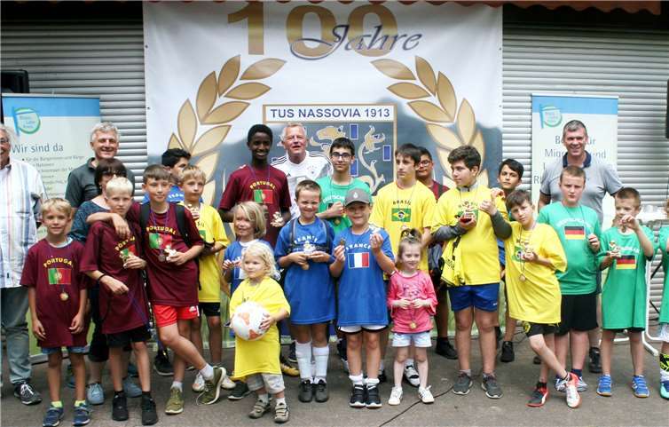 Nach dem Turnier stellten sich die Spieler mitsamt den Mitgliedern des Beirats für Migration und Integration sowie der Vertretern der TuS Nassovia Nassau zum gemeinsamen Gruppenbild auf. Rhein-Lahn-Kreis