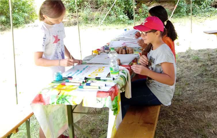 Nach dem Turnier traf man sich auf dem Geländer der Dieblicher Pfadfinder. Dort konnten die Kids sich künstlerisch austoben. Foto: privat