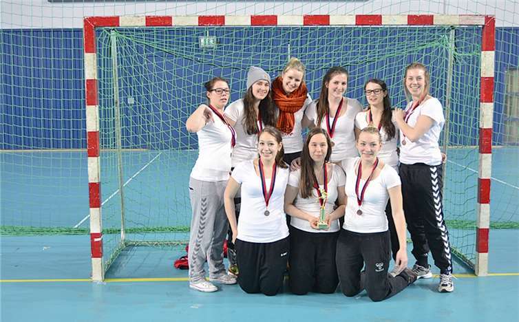 Nach dem Turniersieg war das Team allerbester Laune und freute sich über den Pokal.