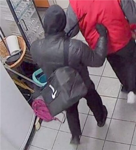 Nach dem Überfall flüchtet der Täter mit dem Fahhrad.