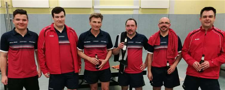 Nach dem Überraschungserfolg gegen Andernach hatten sich die Akteure der 2. Mannschaft (v.l.) Justus Ulrich, Domenic Wamig, Christian Drescher, Thomas Uerz, Frank Powelz, Peter Hellenthal, ein Bierchen verdient. privat