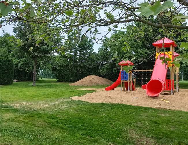 Nach dem Umbau erstrahlt der Spielplatz in neuem Glanz.