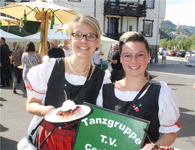 Nach dem Umzug gab es auch für dieaktiven Teilnehmer eine leckere Portion Blechkuchen.