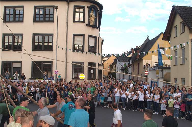 Nach dem Umzug hieß es Kirmesbaum aufstellen und hier säumten Hunderte Zuschauer die Straßen am Kirmesplatz.US