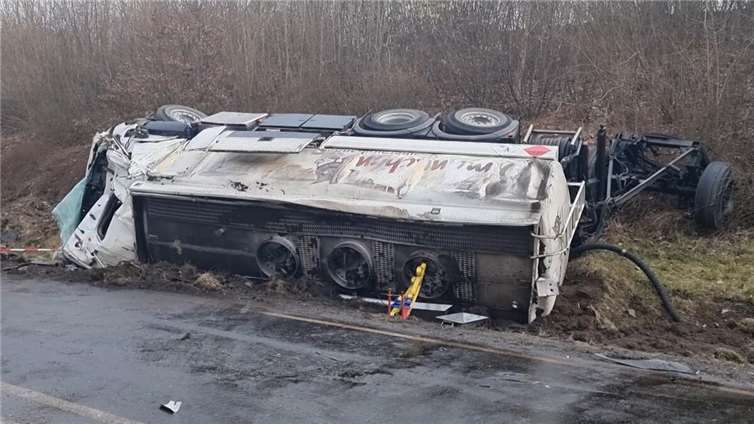 Etwa 5.000 Liter Heizöl verseuchen einzigartiges Naturschutzgebiet Thürer Wiesen Nach dem Unfall eines Tanklasters auf der B262 bei Mendig flossen tausende Liter Heizöl aus. Foto: WinklerTV