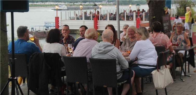 Nach dem Unwetter am Nachmittag füllten sich die Tische an der Bad Breisiger „Gastronomie-Meile“ am Rheinufer wieder. Fotos: KMI