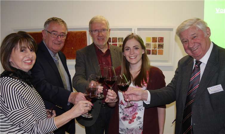 Nach dem Vortrag gab es in geselliger Runde ein Glas Wein. Foto: privat