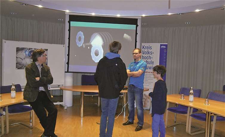 Nach dem Vortrag kamen Besucher zu Johannes Weppler, um mehr über die ISS-Mission zu erfahren.privat