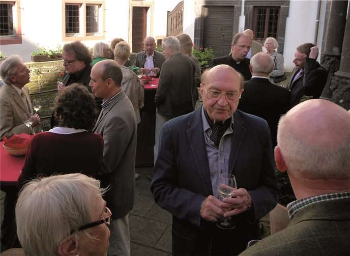 Nach dem Vortrag nutzten die Besucher und der Bischof (h.M.r.) die Gelegenheit eines Meinungsaustausches im Schloss-Innenhof. PRESS