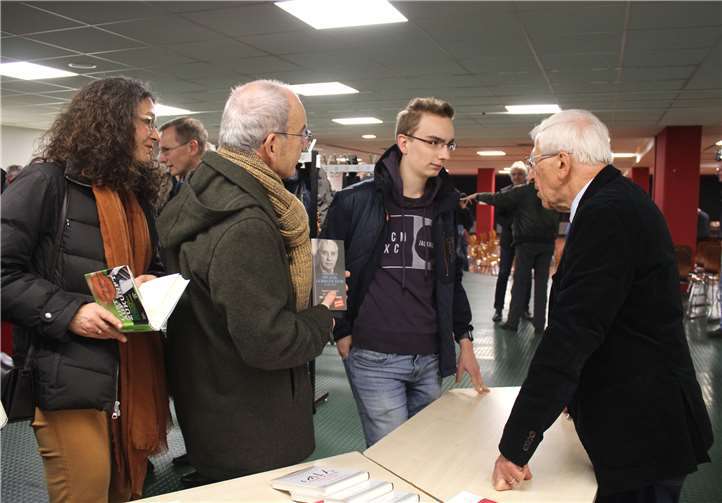 Nach dem Vortrag signierte der Referent von ihm verfasste Bücher.