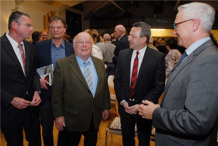Nach dem Vortrag suchten Kreisbeigeordneter Achim Hallerbach und Bürgermeister Hans-Werner Breithausen (von rechts) noch das Gespräch mit Norbert Blüm. KER
