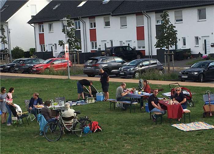 Nach dem White Dinner im vergangenen Jahr hatte die Merler Dorfgemeinschaft e.V. am vergangenen Samstag zum „Dinner in Merl - auf Abstand“ auf die Grünfläche am Spielplatz „Merler Winkel“ eingeladen.Foto: privat