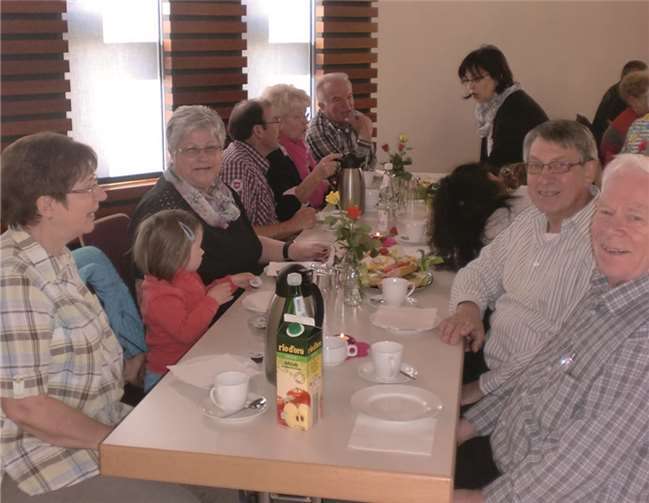 Nach dem Wortgottesdienst ging es zum Frühstück ins Gemeindehaus.