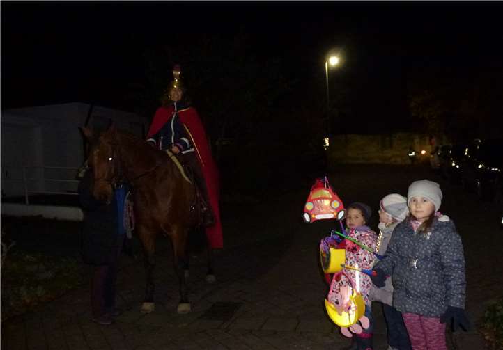 Nach dem Wortgottesdienst in der ehemaligen Klosterkirche Calvarienberg zog der Martinszug gemeinsam mit dem Heiligen Martin und musikalisch begleitet durch die Aloisius-Jugend durch die Straßen.Foto: privat