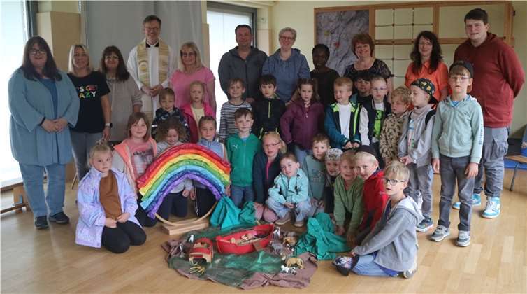 Nach dem Wortgottesdienst stellten sich einige Kinder und Erziehende mit ihrem Pastor Norbert Missong zum Gruppenfoto auf. Foto: Jutta Busenkell