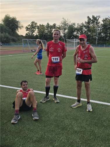 Beim HuBuT über 47 km zwei Mal ganz vorne Nach dem Zieleinlauf über 10.000 m in Laubach… Markus Schmitt – Dietmar Krämer und Robert Gotto.