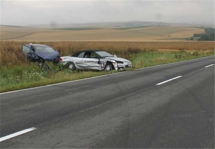 Nach dem Zusammenprall waren beide Fahrzeug von der Fahrbahn geschleudert und im Straßengraben zum Stehen gekommen. Polizei