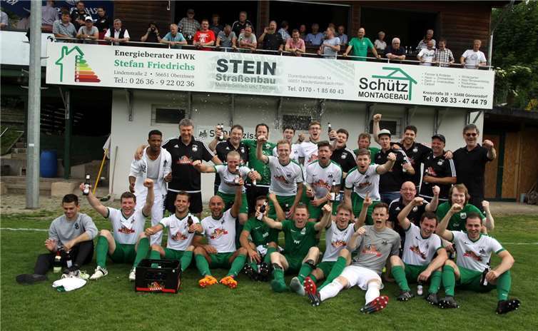 Nach dem abschließenden Saisonspiel gegen die SG Westum/Löhndorf feierte der Liganeuling SV Oberzissen die errungene Vizemeisterschaft im Kreisligaoberhaus.Claus Deptalla