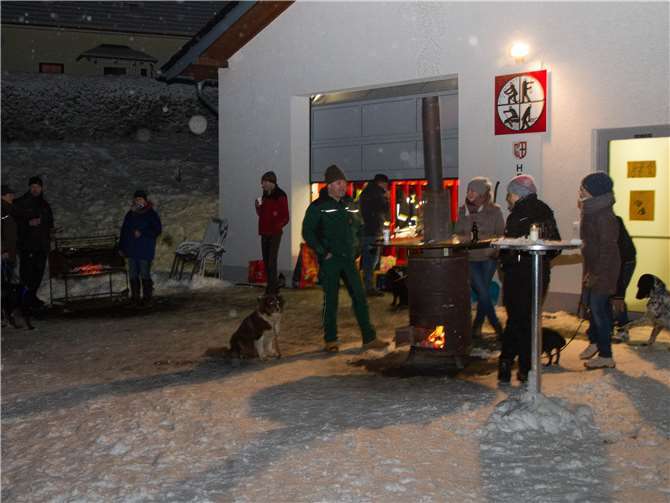 Nach dem aktiven Part der Veranstaltung konnten sich die Zwei- und Vierbeiner am Feuer wärmen und Speisen vom Grill genießen.