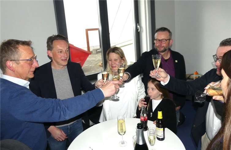 Nach dem amtlichen Endergebnis hatte sich der Wahlsieger ein Gläschen Sekt verdient.