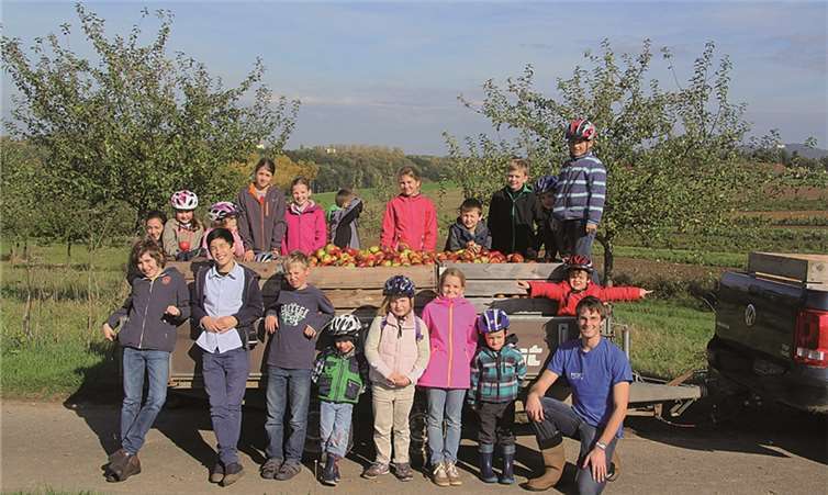 Nach dem anstrengenden Apfelpflücken wird vor der Abfahrt nach Züllighoven noch mal vor der Ernte posiert. MOVE – Jugend bewegt e.V.