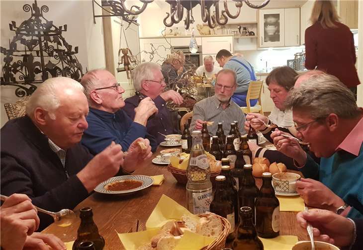 Nach dem der Chor die musikalischen Grüße überbracht hatte, wurde sich erst einmal hervorragend gestärkt. Fotos: Privat