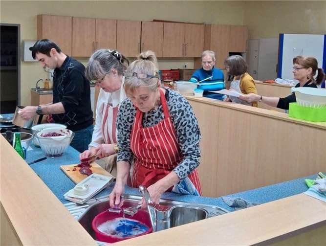 Nach dem eifrigen Schnibbeln, Pressen, Rühren und Zubereiten des Essens ließen es sich alle Teilnehmer/innen gut schmecken. Foto: Mechthild Probstfeld