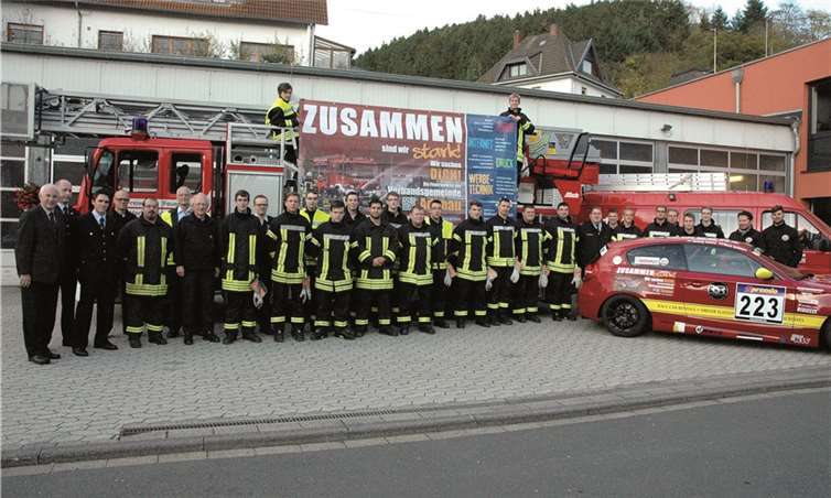 Nach dem erfolgreichen Abschluss ihrer Ausbildung demonstrieren die jungen Feuerwehrleute noch einmal ihr Gemeinschaftsgefühl und den Wunsch nach mehr Mitstreitern. UM