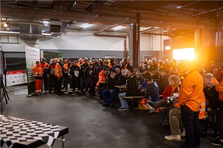 Nach dem erfolgreichen Einsatz an der Strecke folgten viele Sportwarte der Einladung der VLN.  Foto: Gruppe C Photography
