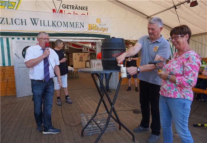 Nach dem erfolgreichen Fassanstich durch die stellvertretende Ortsvorsteherin Angela Linden-Berresheim konnte das Freibier fließen.Foto: ROB