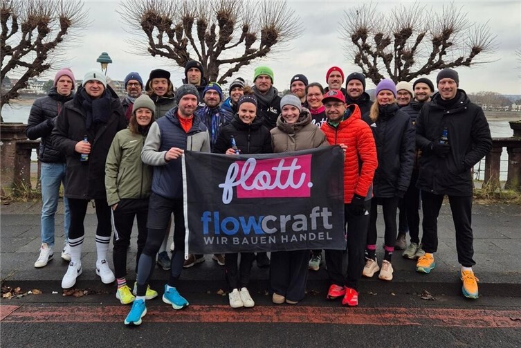 Nach dem erfolgreichen Jahresabschluss, gab es bei Kuchen und heißem Tee noch etwas Zeit für die ein oder andere Rennanalyse. Foto: Team flott. e.V.