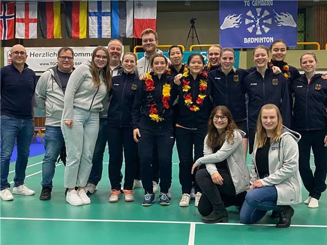 Nach dem erfolgreichen Spiel konnten die Polcher Besucher ein Gruppenfoto mit dem deutschen Damennationalteam machen. Fotos: M. Loch