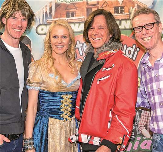 Nach dem erhofften FC-Sieg gegen den HSV wird bei der Kölner Sommergaudi am Tanzbrunnen „abgefeiert“: Moderatorin Ulrike Kriegler mit FC-Coach Peter Stöger und den Partystars Jürgen Drews und Mickie Krause. Manfred Wiese