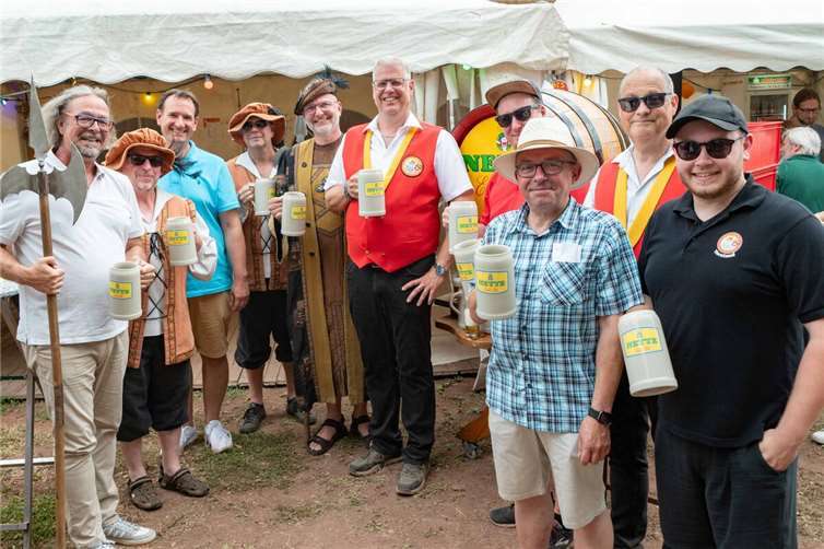 Nach dem feierlichen Fassanstich: v.li. Thomas Armbrustmacher von der Bitburger Brauereigruppe, Page Thomas Lembgen, Thomas Przybylla Bürgermeister Verbandsgemeine Weißenthurm, Page Kai Ehmann, Ritter Kuno von Falkenstein alias Frank Ackermann, Präsident Mirco „Howie“ Hauschild, Dennis Hohl, Johannes Juchem Bürgermeister, Martin Bachmann Elferratspräsident und Cedrik Klein Erster Beigeordneter Weißenthurm. Fotos: SCH