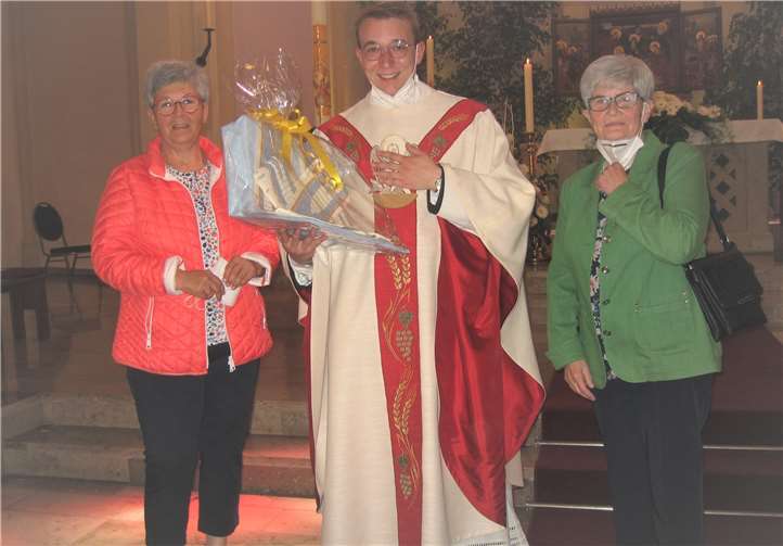 Nach dem feierlichen Gottesdienst überreichten Christel Friedrich und Christa Debus im Namen der Gemeinschaft eine Marien-Stola als Geschenk.Foto: privat