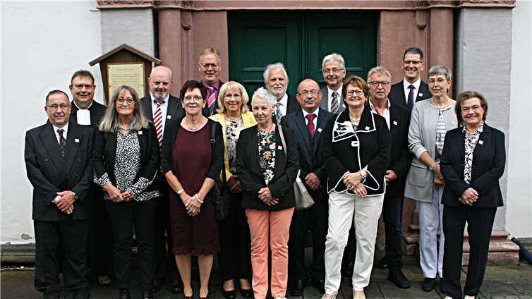 Nach dem festlichen Abendmahlgottesdienst stellt man sich zu einem Erinnerungsfoto zusammen. Foto: privat