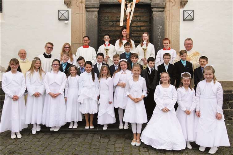 Nach dem festlichen Gottesdienst kamen alle Kommunionkinder noch einmal zum Fototermin zusammen.SF