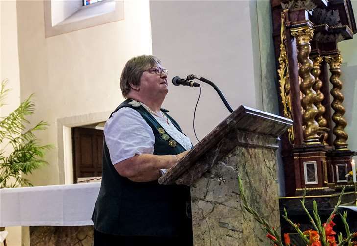 Nach dem festlichen Hochamt hatte Brudermeisterin Jutta Bollinger die ehrenvolle Aufgabe, die neuen Majestäten zu proklamieren.