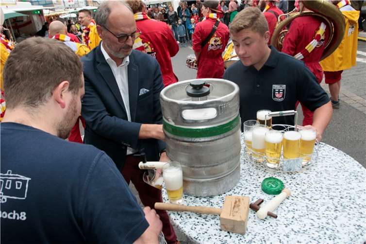 Nach dem gelungenen Fassanstich brachten die „Köbesse“ von der Feuerwehr das Bier zu den Leuten.