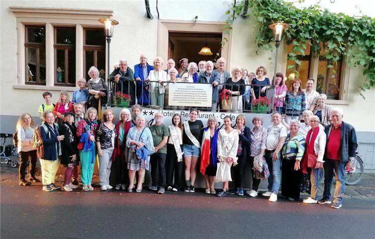 Erfolgreiche Tage der Begegnung Nach dem gemeinsam verbrachten französischen Nationalfeiertag versammelten sich alle Teilnehmer zum Gruppenfoto vor dem Restaurant „Leyscher Hof“ in Leutesdorf. Fotos: privat