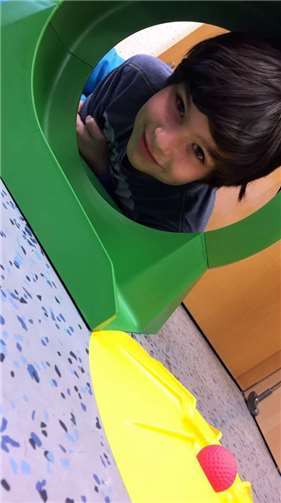 Nach dem gemeinsamen Aufbau nahmen die Kinder den Indoor-Golf-Parcours erst einmal gründlich in Augenschein.  privat