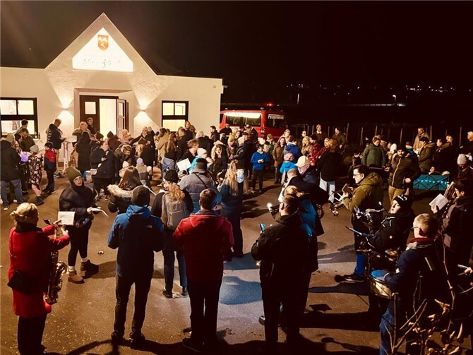 Nach dem gemeinsamen Bestaunen des Martinsfeuers kamen die Familien an der Alten Schule zusammen, um die Zuckerbrezeln zu empfangen und weiterhin der Musik zu lauschen.  Foto: Tina Klein