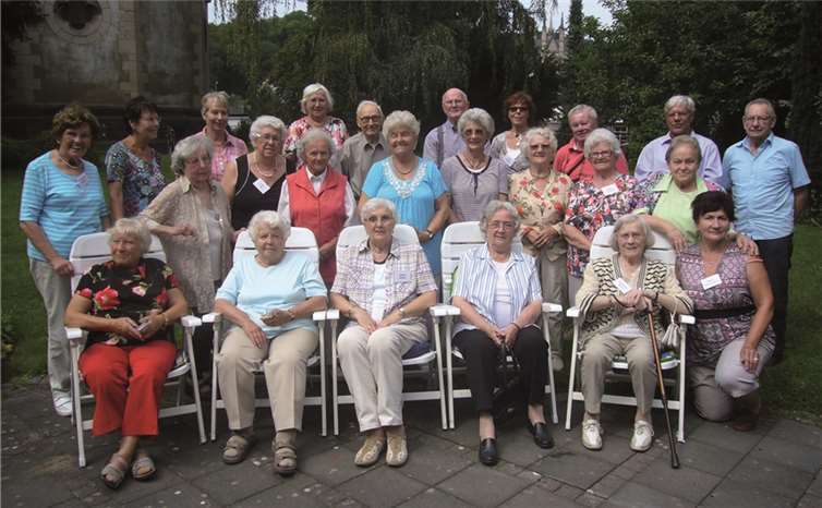 Nach dem gemeinsamen Musizieren fanden sich die Sängerinnen mit den Mundharmonikafreunden Bandorf zu einem Gruppenfoto ein. Dieser Nachmittag war ein weiterer Höhepunkt beim „Urlaub ohne Koffer“. privat