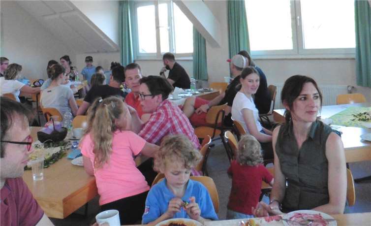 Nach dem gemeinsamen Ostereier suchen, trank man gemeinsam Kaffe,.