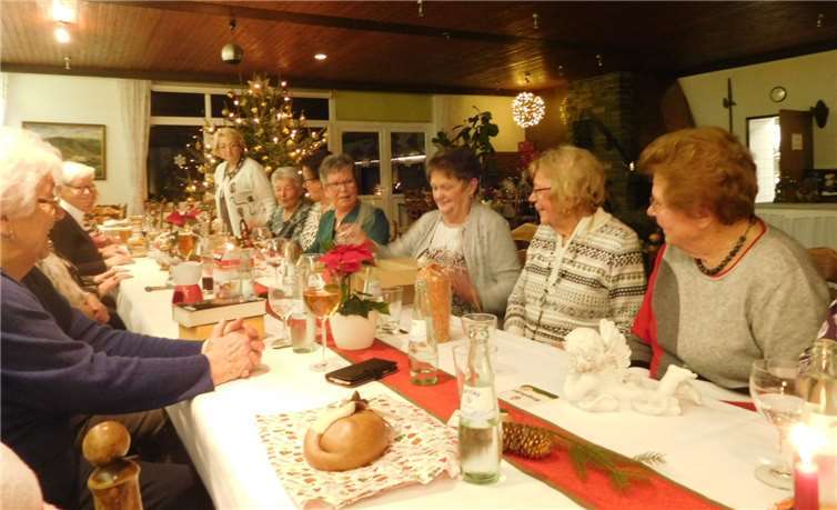 Nach dem gemeinsamen leckeren Essen ging es ans Schrottwichteln, welches mit Sehnsucht erwartet wurde.