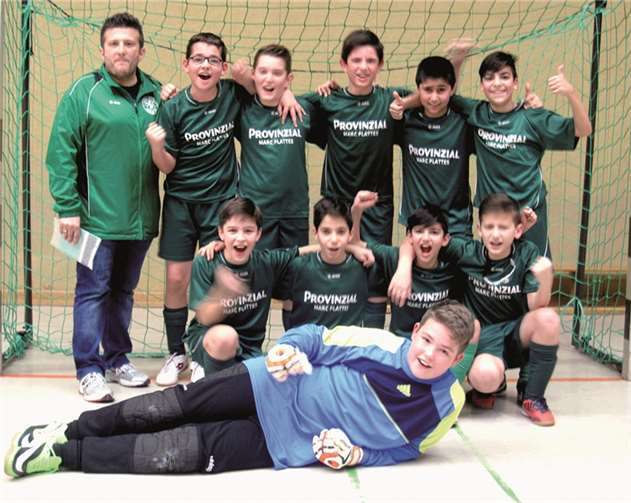 Nach dem gewonnenen Hallenturnier: Trainer Charly Zengin, Sebastian Zymelka, Ylli Abazi, Basti Kretz, Emir Han Aydin, James Eylya (stehend.v.l.); Alexander Schmidt, Ibo Aydin, Roberto Eylya, Anil Zengin (kniend v.l.) und Tobi Boczkowski (liegend). privat