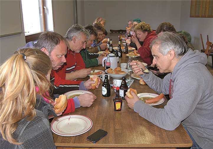 Nach dem großen Aufräumen stärkten sich die vielen freiwilligen Helfer bei einem deftigen Eintopf. privat