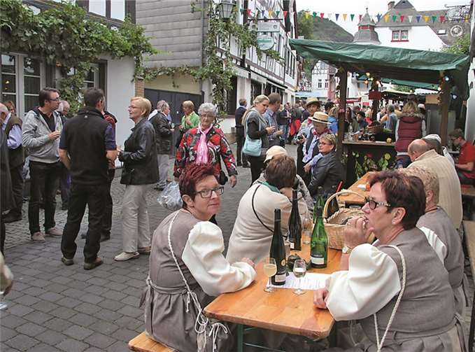 Nach dem großen Blumenkorso wird in den Erpeler Straßen und Gassen weitergefeiert. STUHA